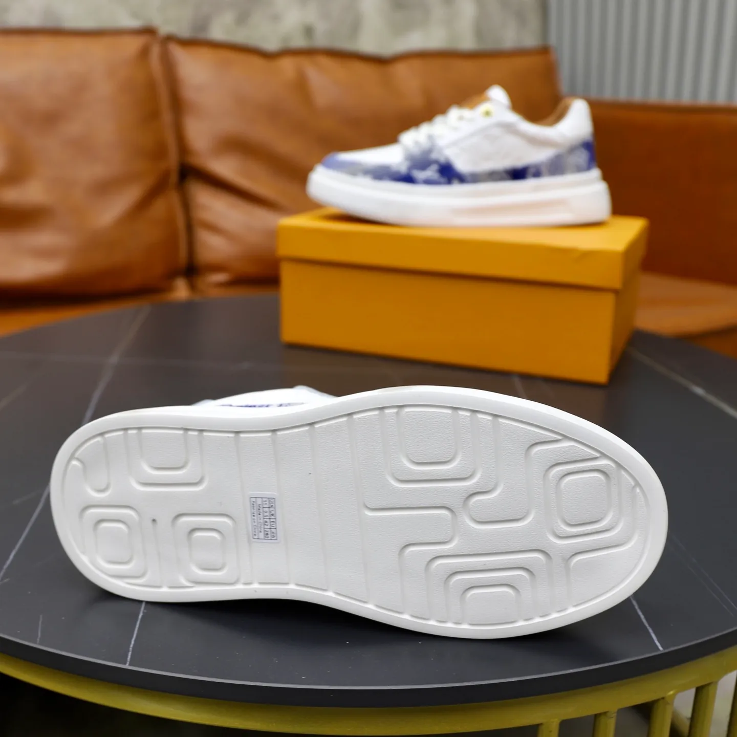 Ex-factory price: 480💰🙅‍♂️🙅‍♂️🙅‍♂️ Brand: LV Louis Vuitton Standard code: 38-44 (45 customized) Grade: Same as the official website Material: Original fabric Comfortable cowhide lining Increased lightness, wear-resistant and soft outsole Style category: Men's fashionable casual shoes Running sneakers Distinguished luxury brand elements Top luxury Color: actual picture color